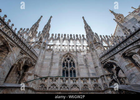 Marmo bianco statue sul tetto della famosa cattedrale del Duomo di Milano sulla piazza di Milano, Italia Foto Stock