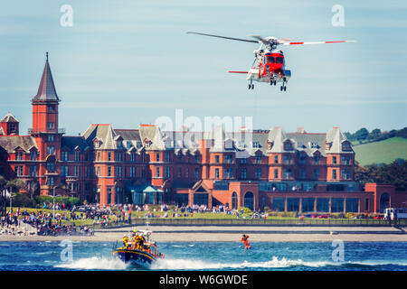 Irish Coast Guard elicottero e RNLI aria scialuppe di salvataggio in mare la dimostrazione Foto Stock
