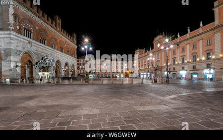 Piacenza, il Palazzo Gotico e il palazzo del governo, nel centro della città. Foto Stock