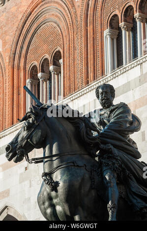 La grande statua equestre in bronzo a fianco del Palazzo Gotico. Il cavaliere è rappresentato Ranuccio Farnese, il Duca di Parma e Piacenza. Foto Stock