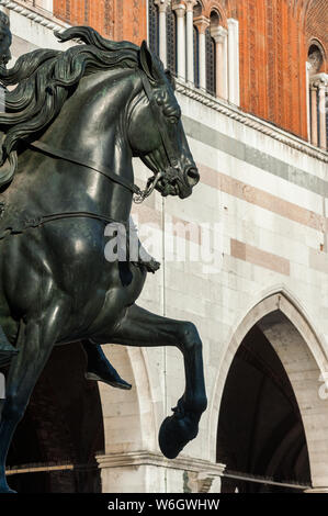 La grande statua equestre in bronzo a fianco del Palazzo Gotico di Piacenza, Italia. Foto Stock