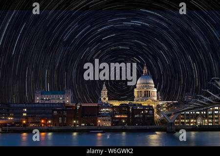 London St Pauls star trail 1 Foto Stock