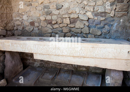 Mensa Ponderaria un contatore utilizzato per verificare le misure di capacità utilizzate per le merci nel commercio delle antiche città di Pompei Foto Stock