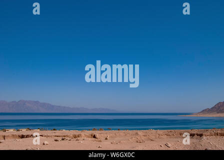 Affacciato sul villaggio di Nuweiba nella penisola del Sinai, Egitto Foto Stock