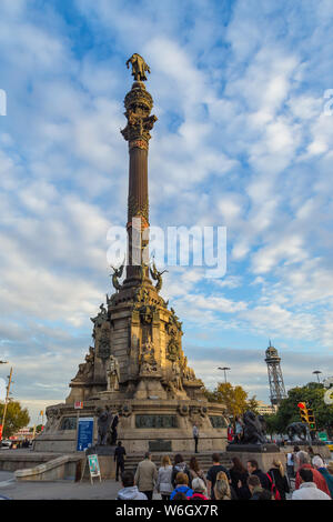 Barcellona, Spagna - 10 Novembre 2014: il Monumento di Colombo, Monument a Colom, alto monumento a Cristoforo Colombo in corrispondenza della estremità inferiore della Rambla. Foto Stock