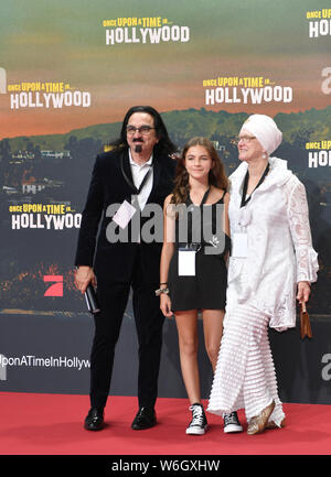 Berlino, Germania. 01 Ago, 2019. Produttore George DiCaprio (l), padre dell'attore Leonardo DiCaprio, la nipote Normandia e sua moglie Peggy Ann Farrar (r) provengono per la premiere del film "Una volta.in Hollywood'. La produzione di Hollywood inizia il 15.08.2019 nel cinema tedesco. Credito: Jens Kalaene/dpa-Zentralbild/dpa/Alamy Live News Foto Stock