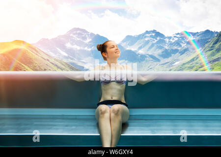 Sopra sotto acqua foto di donna in piscina in montagna Foto Stock