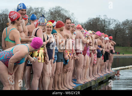 Il Lago Serpentine, Hyde Park, London, Regno Unito. 25 dicembre, 2015. I membri della serpentina Nuoto Club di Londra di competere per la Peter Pan Cup Foto Stock