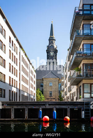 Vista dei cristiani chiesa dal canal nel quartiere Christianshavn di Copenhagen, in Danimarca, il 18 Luglio 2019 Foto Stock