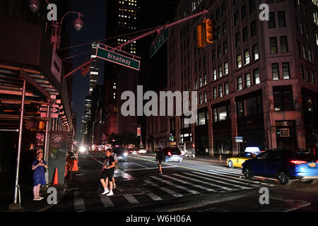 La 57th Street e la 7th Avenue è visto durante una grave interruzione di alimentazione sulla luglio 13, 2019 a New York City. Foto Stock