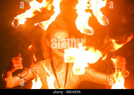 Brezje, Croazia - 19 July, 2019 : Una donna giocoleria con un incendio sul palco sul Forestland, ultimate forest electronic music festival si trova in Foto Stock