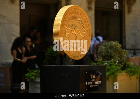 Il Canguro australiano una tonnellata moneta in oro sul display di fronte al New York Stock Exchange. Foto Stock