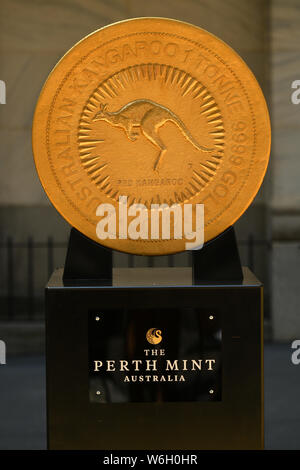 Il Canguro australiano una tonnellata moneta in oro sul display di fronte al New York Stock Exchange. Foto Stock