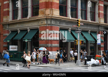 I pedoni passano davanti a Dean & DeLuca store nel quartiere di Soho di New York. Foto Stock