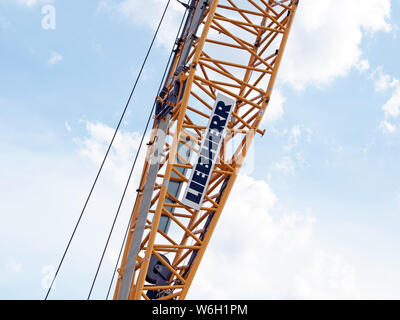 Liebherr LR 1250 250 ton gru cingolata braccio contro il cielo blu con nuvole. Questa gru essendo utilizzati nel nuovo Corpus Christi Harbour Bridge Project 2019. Foto Stock