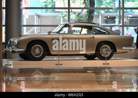 James Bond 1965 Aston Martin DB5 utilizzato nella promozione di film di James Bond 'Thunderball' svelata da Sotheby's a New York. Foto Stock