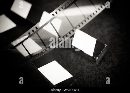 Extreme close up della filmina sul film di ardesia di messa a fuoco selettiva sul primo piano in bianco e nero vintage in vecchio stile Foto Stock