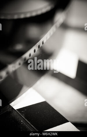 Extreme close up della filmina sul film di ardesia di messa a fuoco selettiva sul primo piano in bianco e nero vintage in vecchio stile Foto Stock