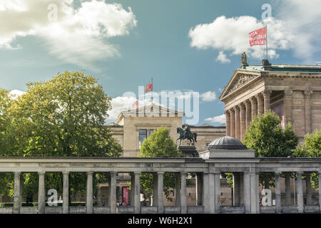 Berlino, Germania - 26 settembre 2018: Panoramica dell'Isola dei Musei, il Neues Museum e la Alte Galerie nazionale con la statua equestre di Foto Stock