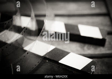 Extreme close up della filmina sul film di ardesia di messa a fuoco selettiva sul primo piano in bianco e nero vintage in vecchio stile Foto Stock