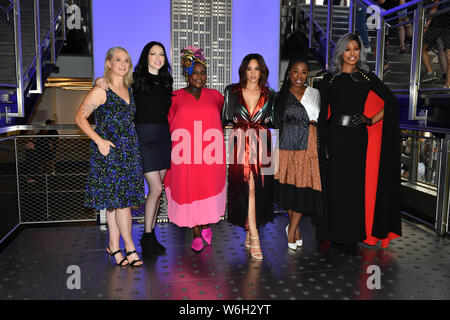 'L'arancione è il nuovo nero' TV show cast all'Empire State Building, New York, Stati Uniti d'America - 26 lug 2019 - Piper Kerman, Laura Prepon, Danielle Brooks, Dascha Foto Stock