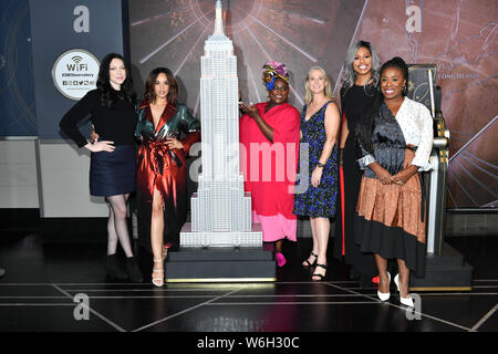 'L'arancione è il nuovo nero' TV show cast all'Empire State Building, New York, Stati Uniti d'America - 26 lug 2019 - Laura Prepon, Dascha Polanco, Danielle Brooks,Piper Foto Stock