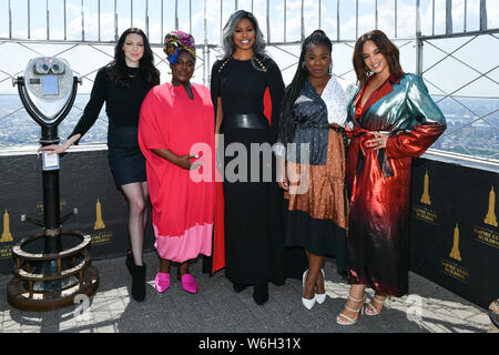 'L'arancione è il nuovo nero' TV show cast all'Empire State Building, New York, Stati Uniti d'America - 26 lug 2019 - Laura Prepon, Danielle Brooks, Laverne Cox, Uzo Adu Foto Stock