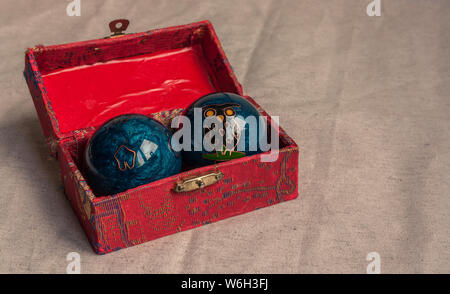 Salamanca, Castilla y Leon, Spagna - 2 Novembre 2013: piccola casella di tessuto in rosso con due luminose palle blu con un stile vintage Foto Stock