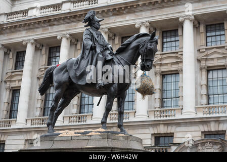 Whitehall, Londra, Regno Unito. 25 dicembre, 2015. In Whitehall, Londra centrale, la statua equestre di Prince George, duca di Cambridge. Foto Stock