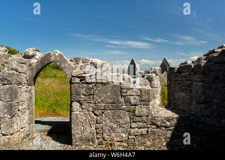 Resti di un edificio in pietra, Inishmore Island, Wild Atlantic modo; Inishmore Island, nella contea di Galway, Irlanda Foto Stock