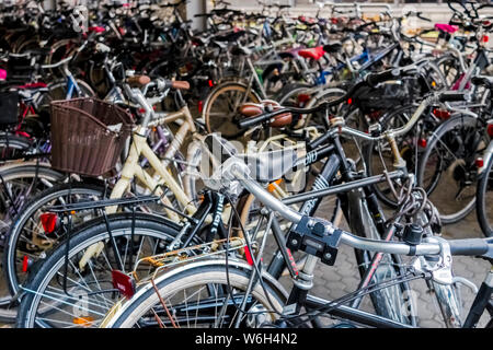 Biciclette parcheggiate in prossimità della piattaforma a Regensburg stazione ferroviaria durante un giorno della settimana. Foto Stock