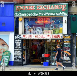 Vista della facciata del negozio Empire Exchange in Newton Street, nel centro di Manchester, regno unito. Il negozio acquista e vende articoli da collezione, i clienti possono commerciare Foto Stock