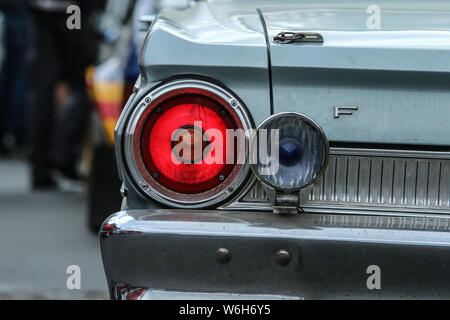 Il dettaglio di una luce di coda del vecchio American muscle car. Foto Stock