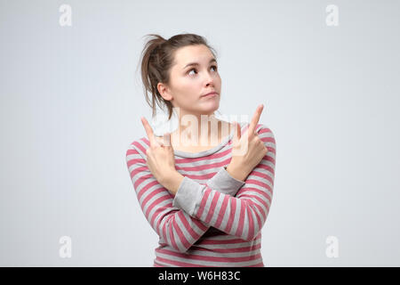 Donna in punti diversi lati ha contestato l'espressione esitante Foto Stock