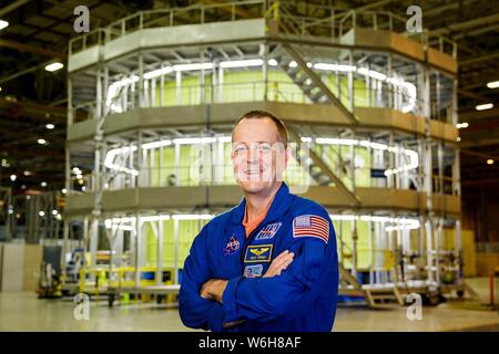 L'astronauta della NASA Ricky Arnold pone per un ritratto che indossa il blu tuta di volo presso il gruppo Michoud Facility Giugno 28, 2019 a New Orleans, Louisiana. Foto Stock