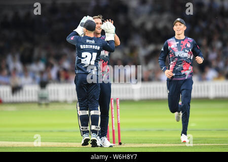 Londra, Regno Unito. 1 agosto, 2019. Ollie Robinson di Kent Cricket Club e Kent Cricket Club festeggia dopo aver preso il paletto di Daivd Malan (C) del Middlesex durante T20 vitalità Fixture Blast tra Middesex vs Kent al Lord Cricket Ground, giovedì 01 agosto, 2019 a Londra Inghilterra. Credito: Taka G Wu/Alamy Live News Foto Stock