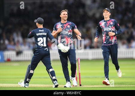 Londra, Regno Unito. 1 agosto, 2019. Ollie Robinson di Kent Cricket Club e Kent Cricket Club festeggia dopo aver preso il paletto di Daivd Malan (C) del Middlesex durante T20 vitalità Fixture Blast tra Middesex vs Kent al Lord Cricket Ground, giovedì 01 agosto, 2019 a Londra Inghilterra. Credito: Taka G Wu/Alamy Live News Foto Stock