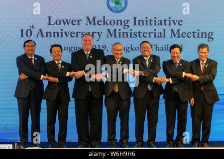 Bangkok, Tailandia. 01 Ago, 2019. Stati Uniti Il segretario di Stato Mike Pompeo, la terza a sinistra, partecipa a una minore Mekong Iniziativa Ministeriale foto di famiglia il 1 agosto 2019 a Bangkok, in Thailandia. I Ministri degli esteri da sinistra a destra sono: cambogiano Ministro degli Esteri Sokhonn Prak, Laos Ministro degli Esteri Saleumxay Kommasith, il Segretario di Stato americano Mike Pompeo, Ministro degli esteri tailandese Don Pramudwinai, Myanmar Ministro degli Esteri Kyaw stagno e Ministro degli esteri vietnamita Pham Binh Minh Credito: Planetpix/Alamy Live News Foto Stock