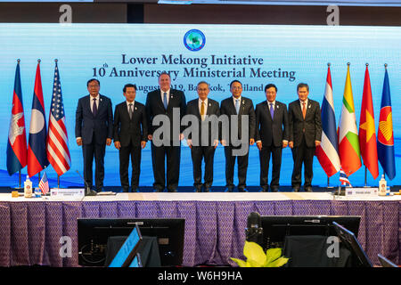 Bangkok, Tailandia. 01 Ago, 2019. Stati Uniti Il segretario di Stato Mike Pompeo, la terza a sinistra, partecipa a una minore Mekong Iniziativa Ministeriale foto di famiglia il 1 agosto 2019 a Bangkok, in Thailandia. I Ministri degli esteri da sinistra a destra sono: cambogiano Ministro degli Esteri Sokhonn Prak, Laos Ministro degli Esteri Saleumxay Kommasith, il Segretario di Stato americano Mike Pompeo, Ministro degli esteri tailandese Don Pramudwinai, Myanmar Ministro degli Esteri Kyaw stagno e Ministro degli esteri vietnamita Pham Binh Minh Credito: Planetpix/Alamy Live News Foto Stock