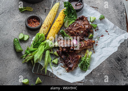 Arrosto di costolette di maiale con mais, vista dall'alto Foto Stock