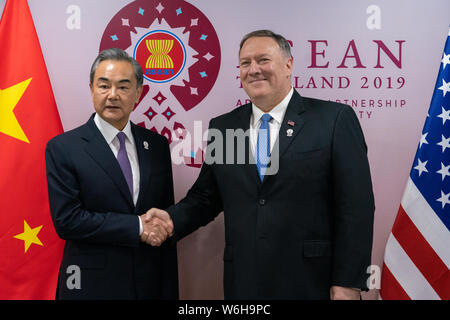 Bangkok, Tailandia. 01 Ago, 2019. Stati Uniti Il segretario di Stato Mike Pompeo si incontra con il Ministro degli Esteri Wang Yi durante l'ASEAN inferiore iniziativa del Mekong vertice ministeriale 1 agosto 2019 a Bangkok, in Thailandia. Credito: Planetpix/Alamy Live News Foto Stock