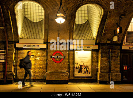 Stazione della metropolitana di Baker Street a Londra con persone in attesa per il treno Foto Stock