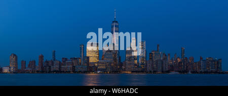 Vista inferiore dello Skyline di Manhattan da luogo di scambio in Jersey City al tramonto. Foto Stock