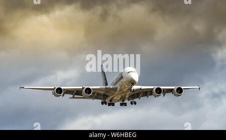 Londra, Inghilterra - Novembre 2018: Singapore Airlines Airbus A380 jet provenienti per atterrare all'Aeroporto di Londra Heathrow. Foto Stock