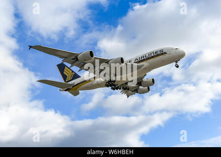 Londra, Inghilterra - Novembre 2018: Singapore Airlines Airbus A380 jet provenienti per atterrare all'Aeroporto di Londra Heathrow. Foto Stock