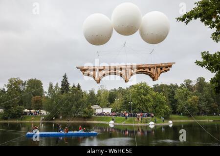 (190801) -- Mosca, 1 Agosto, 2019 (Xinhua) -- un flying bridge di cartone e nastro adesivo è visto nel parco Kuskovo a Mosca, in Russia, il 1 agosto, 2019. Una 18-metro-long flying bridge di cartone e nastro adesivo è stato assemblato ed installato nel parco Kuskovo di Mosca il giovedì. Il ponte è stato sollevato in aria con l'aiuto di tre palloni riempiti con elio. (Foto di Maxim Chernavsky/Xinhua) Foto Stock