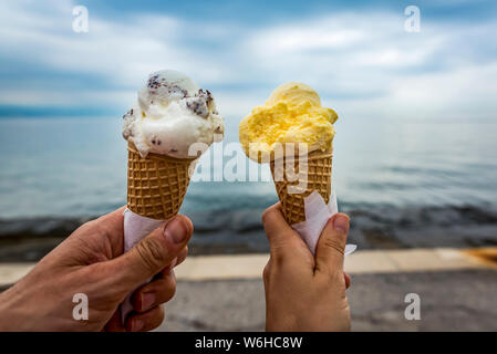 Coppia con coni gelato; Opatija, Primorje-Gorski Kotar County, Croazia Foto Stock