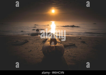 Piroga pescatori Canoe sulla spiaggia, alba sul lago Malawi, sud-est-africa Foto Stock