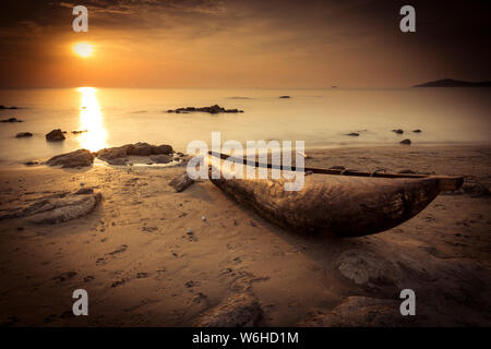 Piroga pescatori Canoe sulla spiaggia, alba sul lago Malawi, sud-est-africa Foto Stock