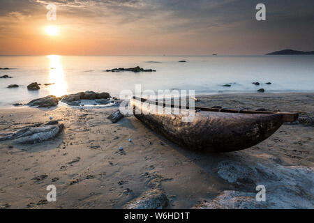 Piroga pescatori Canoe sulla spiaggia, alba sul lago Malawi, sud-est-africa Foto Stock